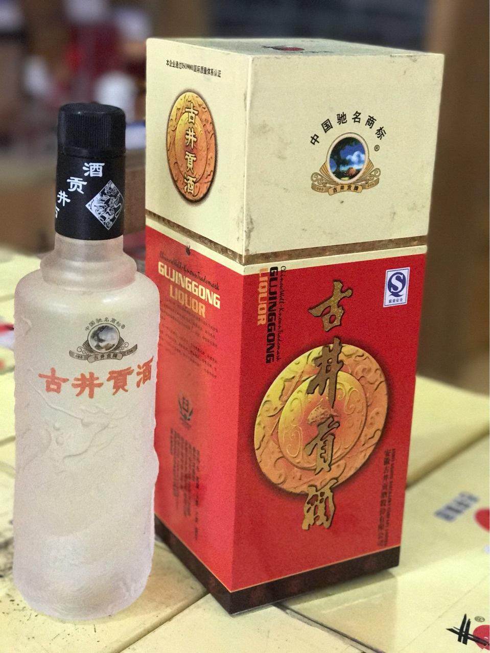 高铁   白酒(“坐高铁50度以上白酒只能带两瓶”，引网友热议)