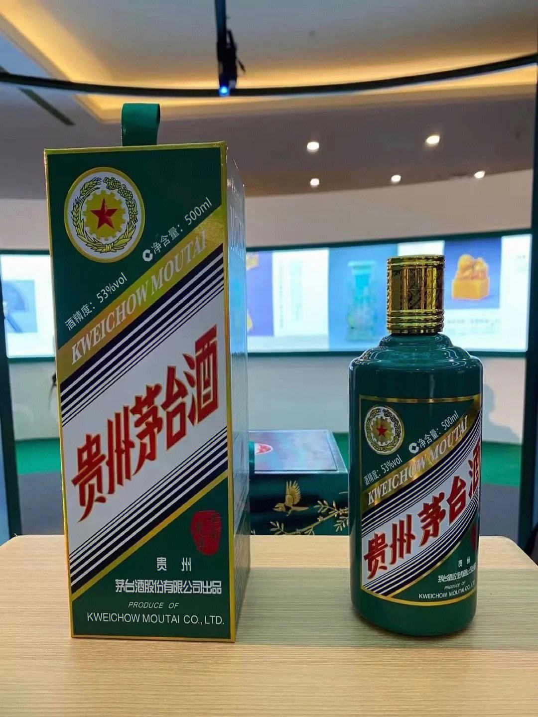 开箱雪花啤酒(雪花啤酒新品500元一瓶，网友戏称“茅啤”，总经理：与茅台同桌也不违和)